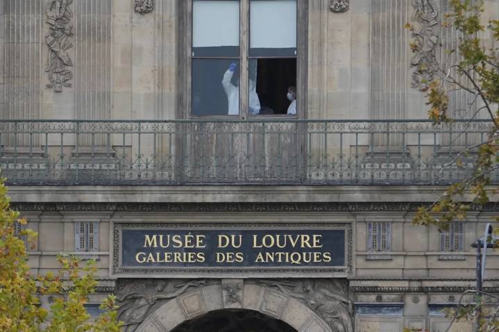 En 4 minutos, ladrones robaron joyas de la corona del Museo del Louvre