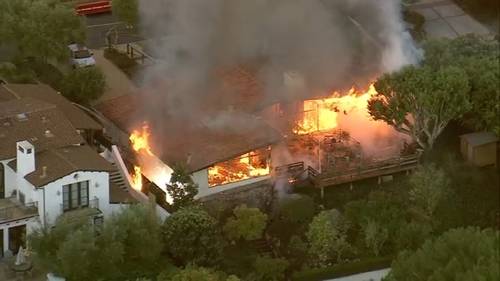 Bomberos extinguen un gran incendio en una vivienda de Palos Verdes Estates