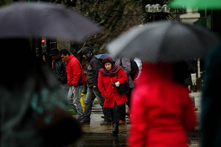 Lluvia en Halloween: Dónde y a qué hora podría precipitar esta semana en Santiago