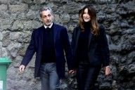 Sarkozy sale de su casa acompañado de su familia para dirigirse a la cárcel de La Santé