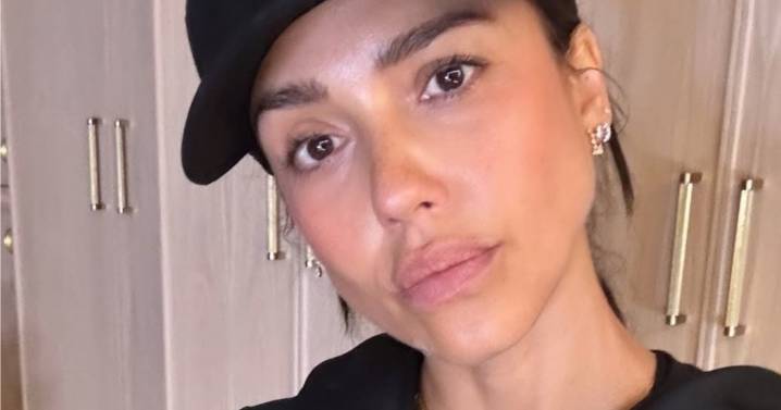 Jessica Alba Wearing Workout Clothes Deserves Second Glance