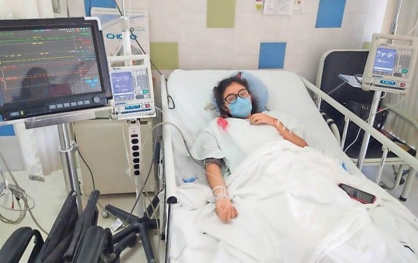 Lleva Diana 10 años con parálisis por vacuna vs papiloma