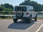 HOMBRE BALACEADO EN SU TODO TERRENO JEEP