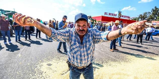 Ofrecen apoyo a maiceros; liberan a medias bloqueos en carreteras