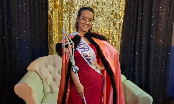 Tobuna eligió a su nueva embajadora del Loro Pecho Vinoso