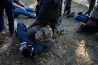 Agentes del ICE y manifestantes se enfrentan en Chicago: una mujer recibió un disparo