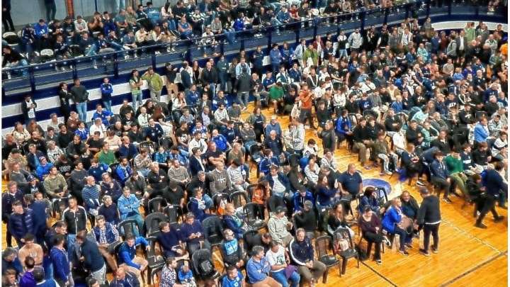 Escándalo en Gimnasia: piñas, sillazos y botellazos en la asamblea