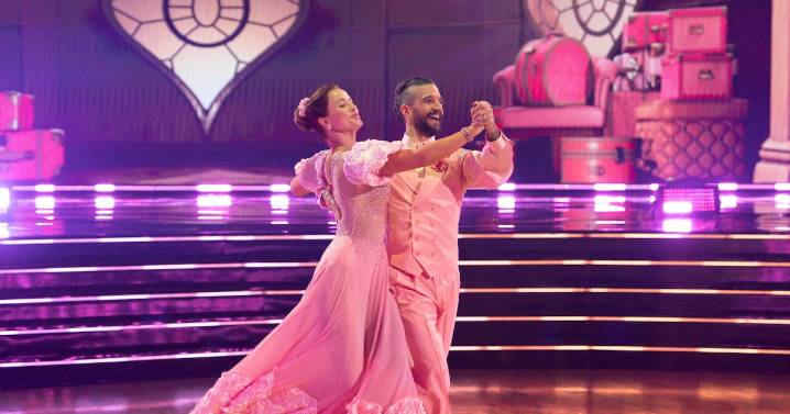 2 couples earn first 10s of the season on ‘Dancing with the Stars’ ‘Wicked’ night