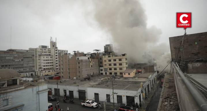 Controlan incendio en almacén contiguo al Congreso de la República en el Cercado de Lima (FOTOS)