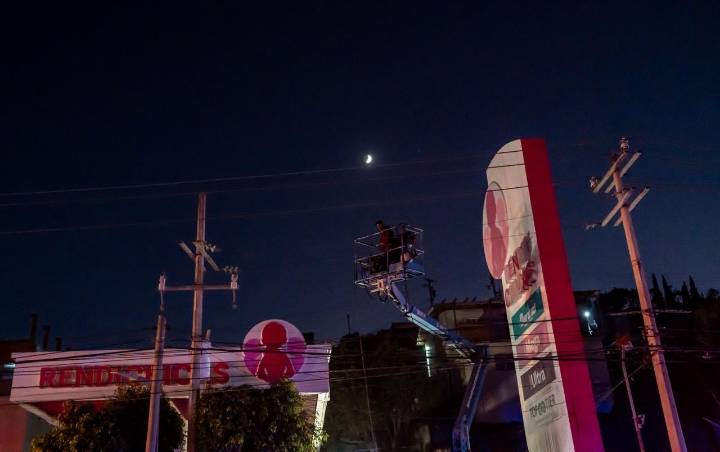 Trabajador queda atrapado en las alturas casi dos horas por falla en canasta eléctrica