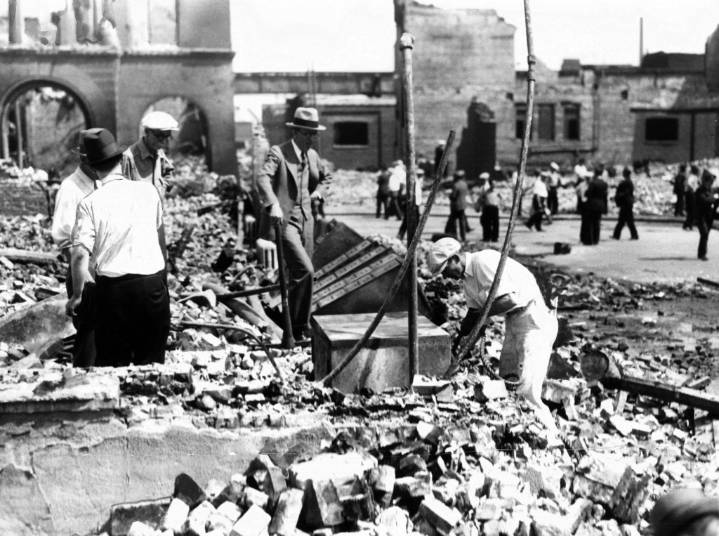 Today in History: Great Chicago Fire breaks out