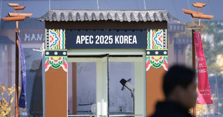 Norcorea presume pruebas de misiles mientras Trump visita Corea del Sur