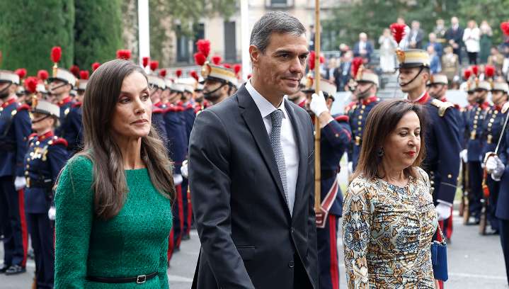 Sánchez, recibido con pitos y abucheos a su llegada al desfile de la Fiesta Nacional