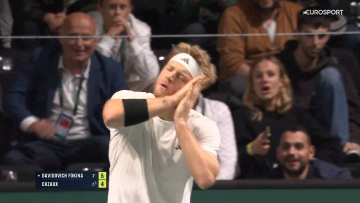 Davidovich manda 'a dormir' a la afición francesa y avanza a los octavos de París