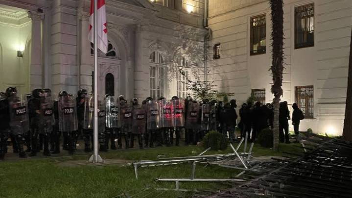 Manifestantes irrumpen en el patio de la residencia del presidente de Georgia
