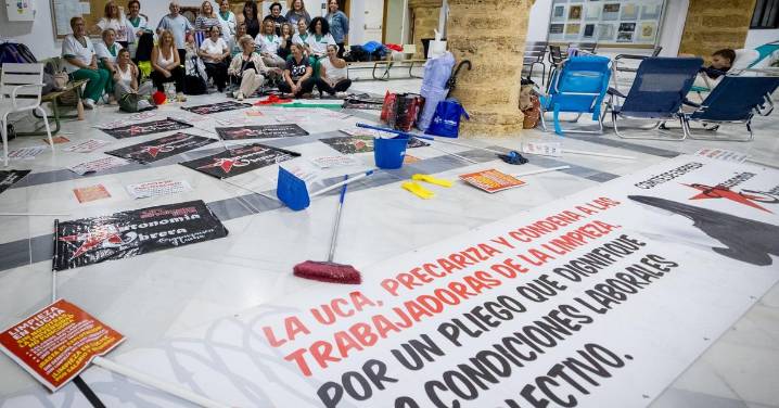 Las limpiadoras de la Universidad de Cádiz se encierran en Filosofía y Letras
