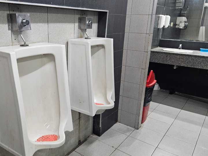 En el baño de La Perla del Once compusieron La Balsa, pero ya no hay nada allí que lo recuerde