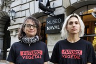 Las activistas de Futuro Vegetal que tiraron pintura roja sobre el Colón del Museo Naval: "El cuadro glorifica el genocidio, que se dañe es parte de nuestro progreso como cultura"