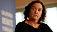 Katie Porter casi abandona tensa entrevista en California