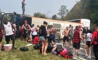 Volcó un micro de hinchas de Flamengo que viajaban para ver el partido ante Racing: hay al menos 46 heridos