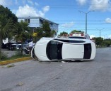 Conductor provoca volcadura al no respetar su alto en la avenida Leona Vicario de Cancún
