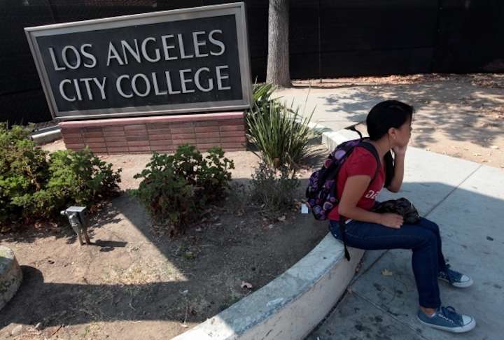 Colegios comunitarios ofrecen asistencia legal a estudiantes indocumentados