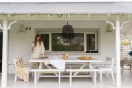 Rápida acción. Para actualizar la casa que compraron en Rincón de Milberg, la pintaron toda de blanco