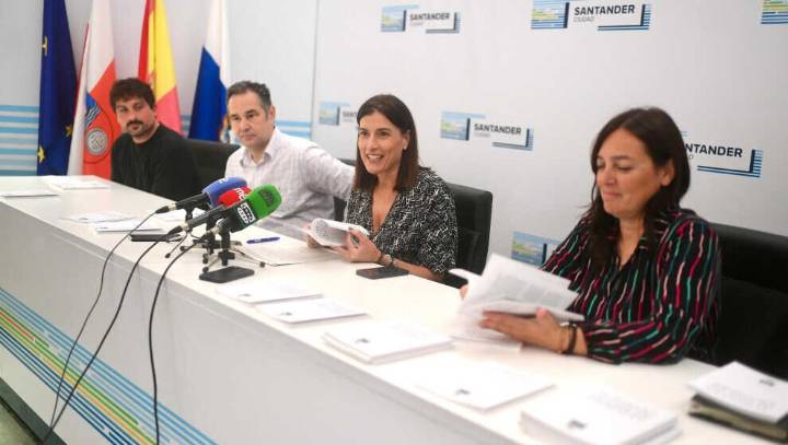 El Ayuntamiento se suma al Día del Cine Español repartiendo gratuitamente el libro ‘Turismo de cine en Santander’