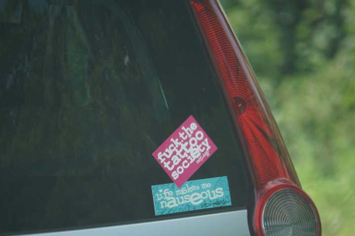 Por qué no debes pegar calcomanías en el vidrio trasero del auto