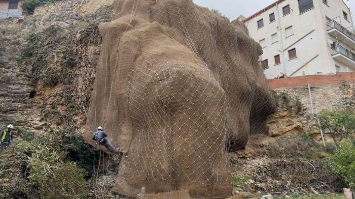 La Diputació interviene en un talud en Vallanca para evitar desprendimientos sobre el núcleo urbano
