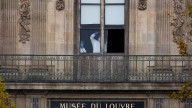 El vídeo del momento del robo en el Louvre: los ladrones se disfrazaron de obreros