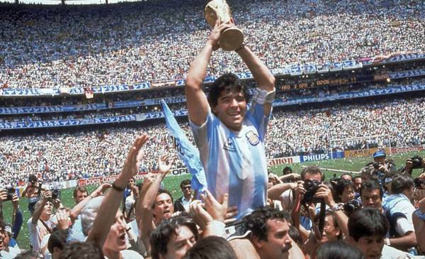 Murió Roberto Cejas, el hincha que llevó en andas a Diego Maradona en el Mundial de México 1986