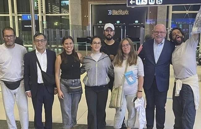Hacen escala en Turquía mexicanos repatriados de Israel