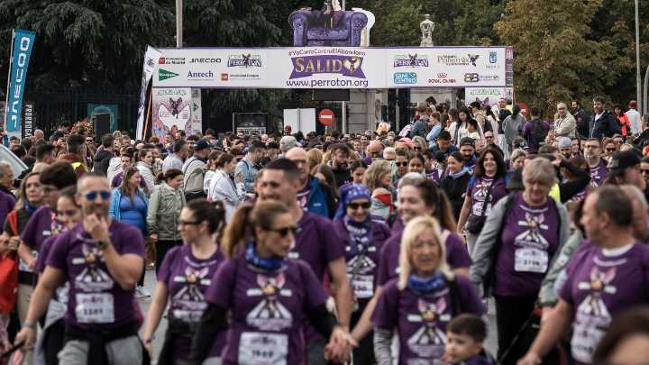 La carrera Perrotón reúne a cientos de corredores y mascotas para promover la adopción