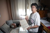 La presión vecinal consigue parar, por ahora, el desahucio de Maricarmen