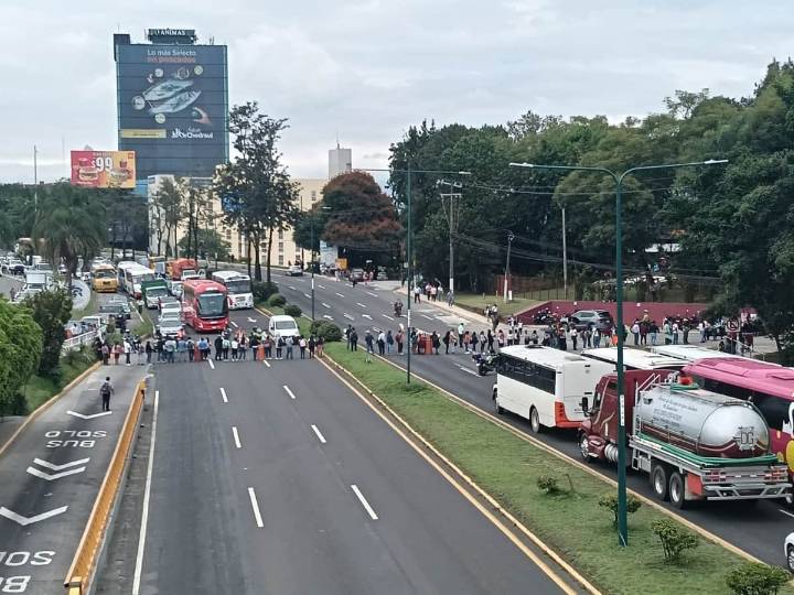 Indígenas de Zongolica exigen profesores y bloquean carretera en Xalapa