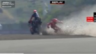 Aparatosa caída de Marc Márquez con fractura en el hombro derecho
