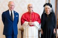 Reyes británicos rezan con el papa en momento histórico