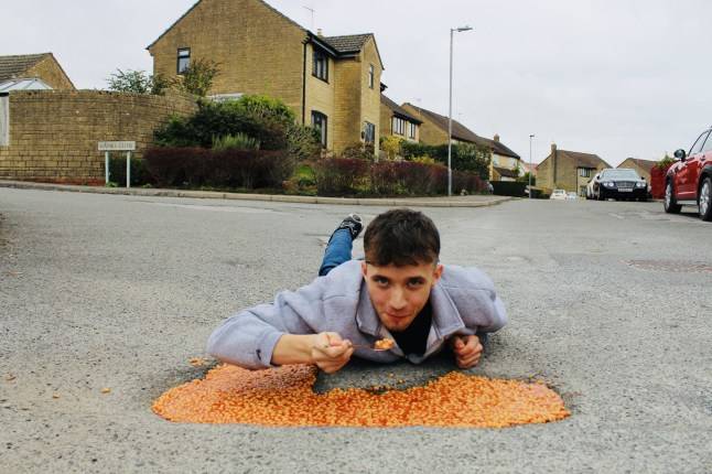 Man transforms pothole into beans on toast for protest