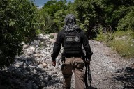 Detienen a sujeto con armas de uso exclusivo del ejército en la carretera Saltillo