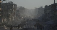 Palestinians return to ruins and US expects hostages freed on Monday as Gaza ceasefire holds