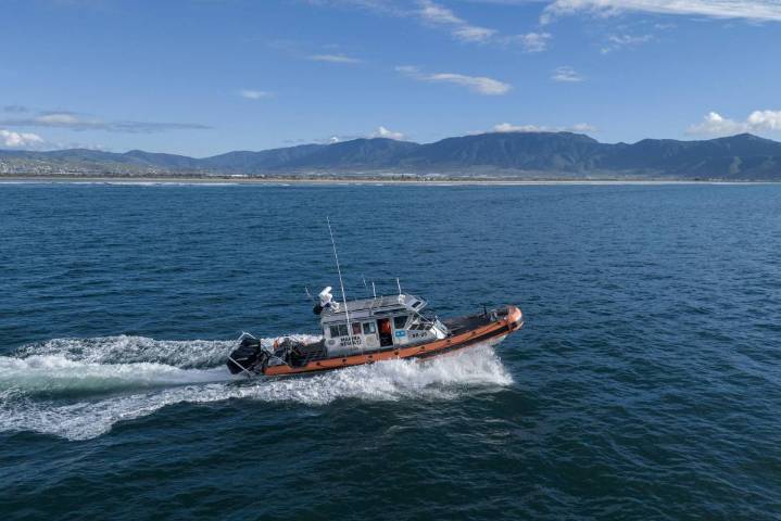 Rescatan a 28 menores de embarcación interceptada en altamar cerca de Sinaloa