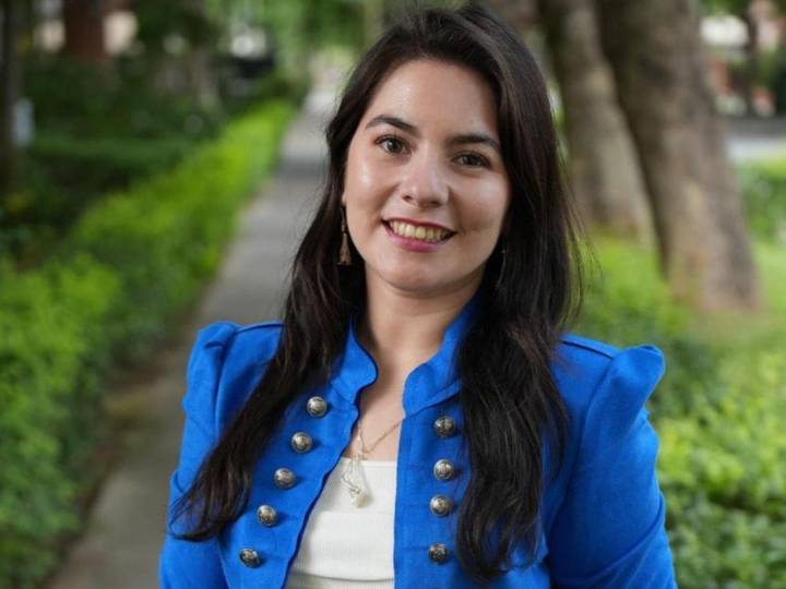 Profesora chilena, destacada entre los 50 mejores docentes del mundo, hace historia al recibir un premio de Latin GRAMMY