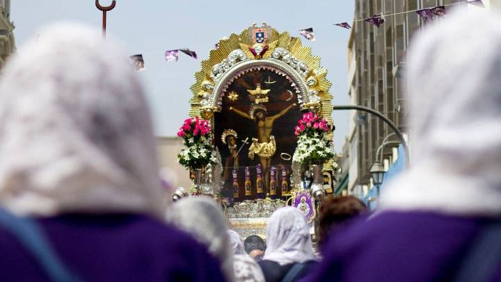 Papa León XIV bendice la imagen del Señor de los Milagros y a sus devotos en la Plaza de San Pedro