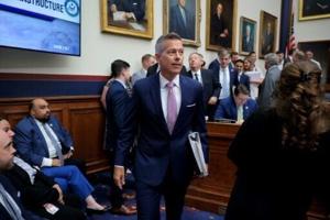 US facing worsening flight delays as shutdown snarls airports