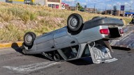 Volantea y vuelca en el Circuito Universitario; 2 heridos