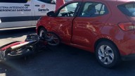 Un accidente de tránsito entre un auto y una moto dejó a un hombre de 40 años lesionado
