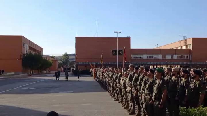 El Rey pasa revista a un batallón de la Academia de Logística del Ejército