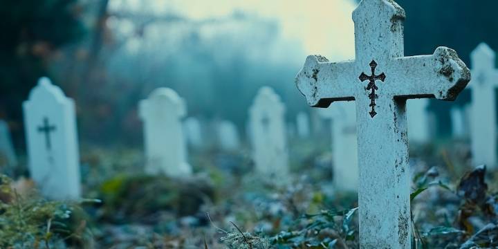 Qué significa soñar con personas vivas y verlas fallecidas en los sueños, según la psicología