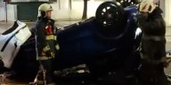 Triple choque en el barrio porteño de Palermo: un Audi impactó a dos vehículos estacionados y volcó